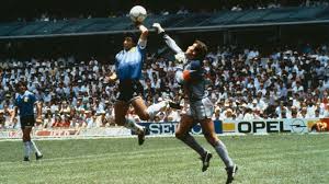 Maradona metió el gol con la mano, sin embargo, el árbitro lo contó por bueno.