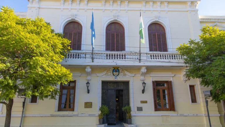 Río Negro paga sueldos y aguinaldo el 3 de julio, con aumento incluido