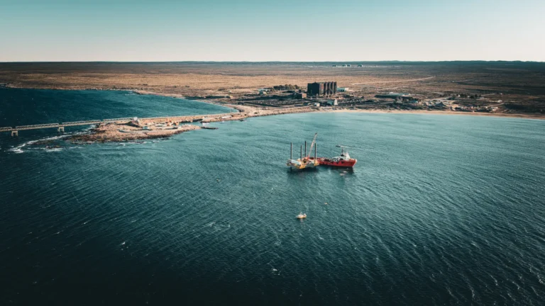 VMOS prepara el ducto offshore mientras las monoboyas vienen a Río Negro
