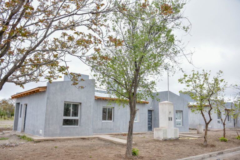 Cinco viviendas en el barrio Puente Cero entran en la etapa final de construcción en Cervantes